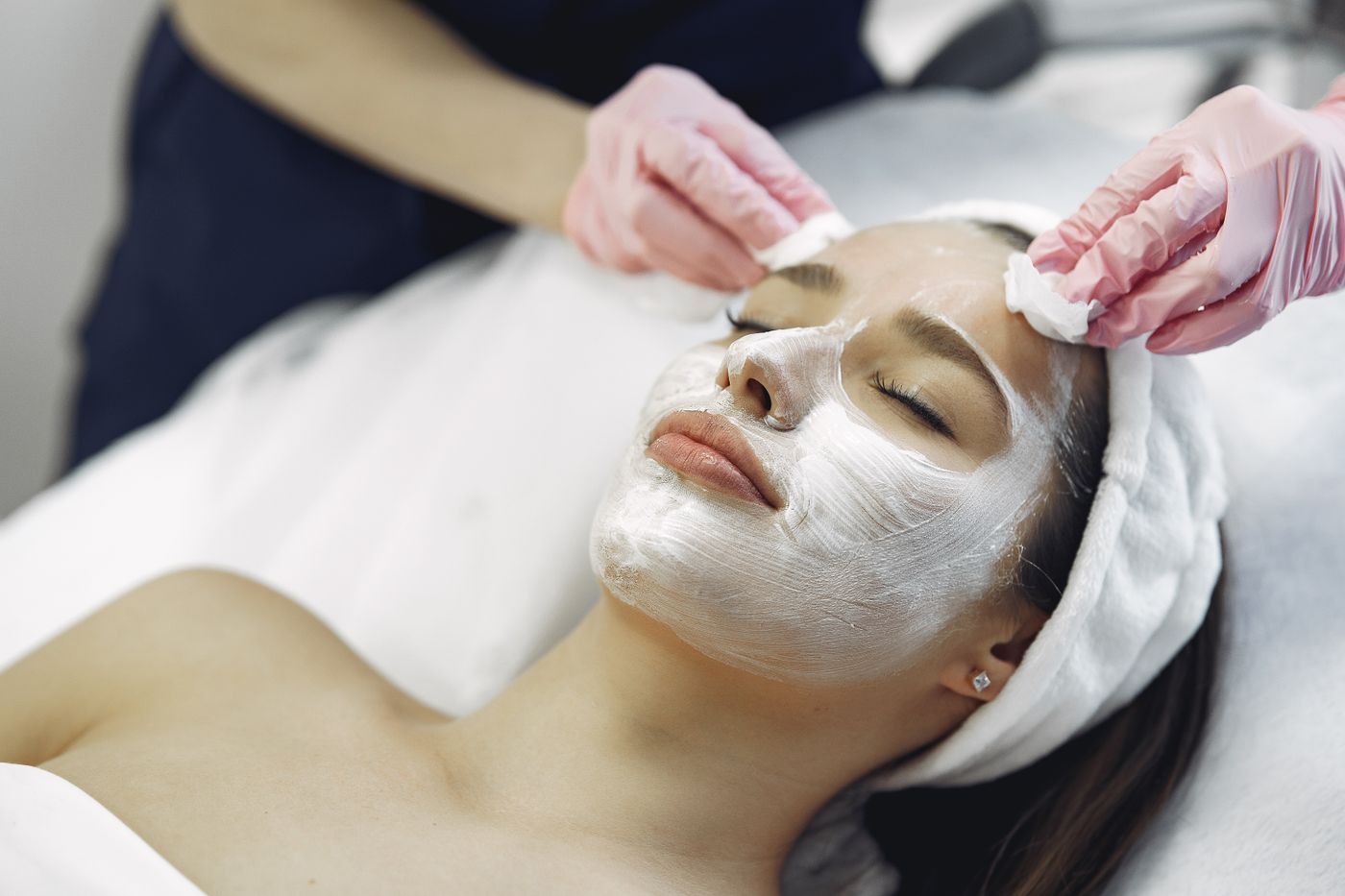 Profesional realizando un cuidado facial, fotografía de ambientación